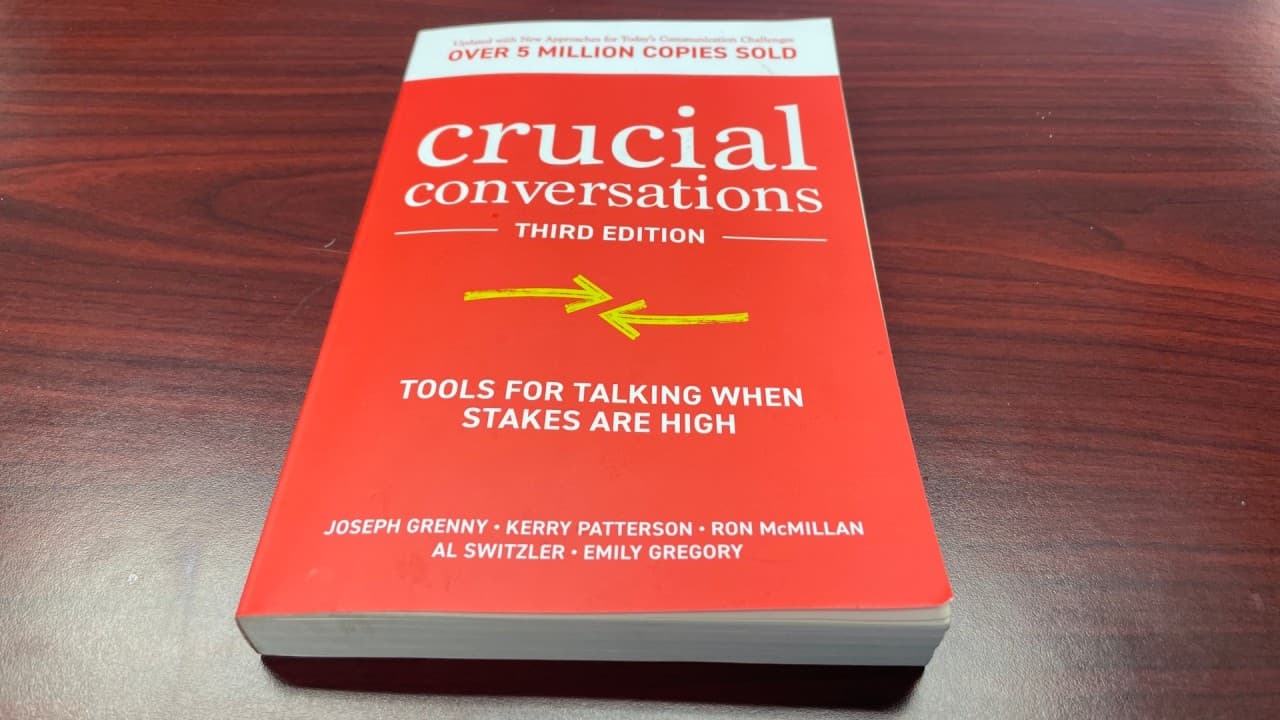 ক্রুশিয়াল কনভার্সেশনস (Crucial Conversations): যে বই আপনাকে শেখাবে কঠিন কথোপকথন সামলাতে