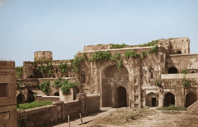 বড় কাটরা: পুরান ঢাকার বুকে মুঘল আমলের হারিয়ে যেতে বসা এক সরাইখানা