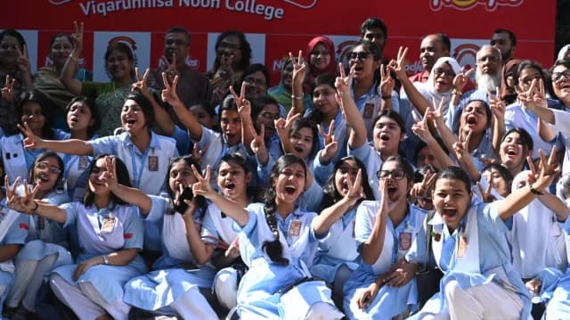 এইচএসসিতে পাসের হার ২২ বছরের মধ্যে সর্বনিম্ন, জিপিএ-৫ কমেছে দুই বছরে ৭২ শতাংশ