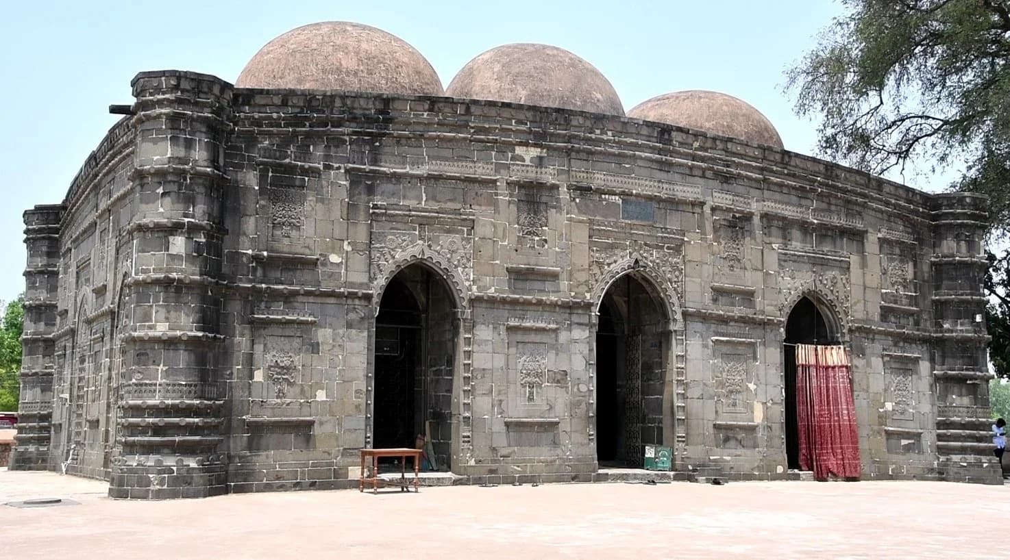 কুসুম্বা মসজিদ: নওগাঁর মাটিতে পাথরে খোদাই করা সুলতানি বাংলার ইতিহাস